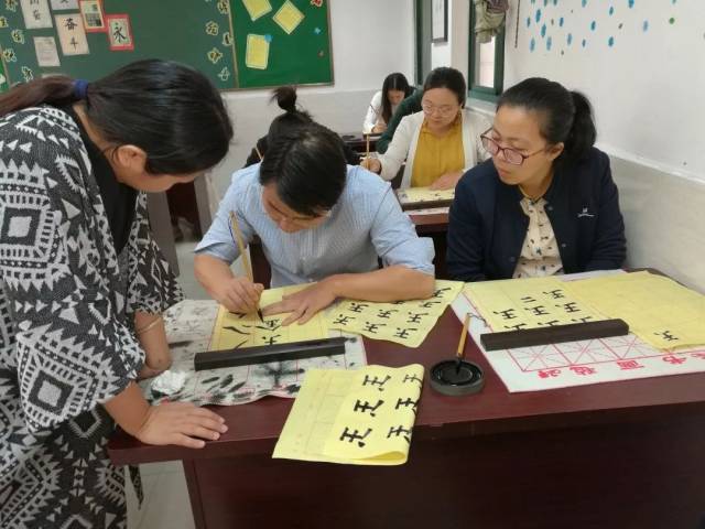 做好中国人—钱桥学校举行"书法名师进校园"书法培训第四课活动