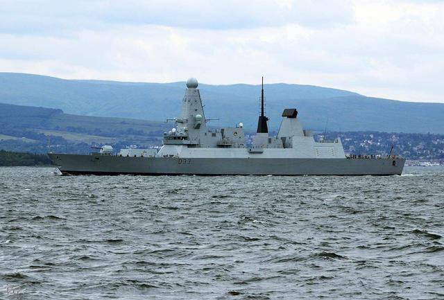 英国《每日电讯报》23日报道称,英国皇家海军的驱逐舰在护送英国油轮