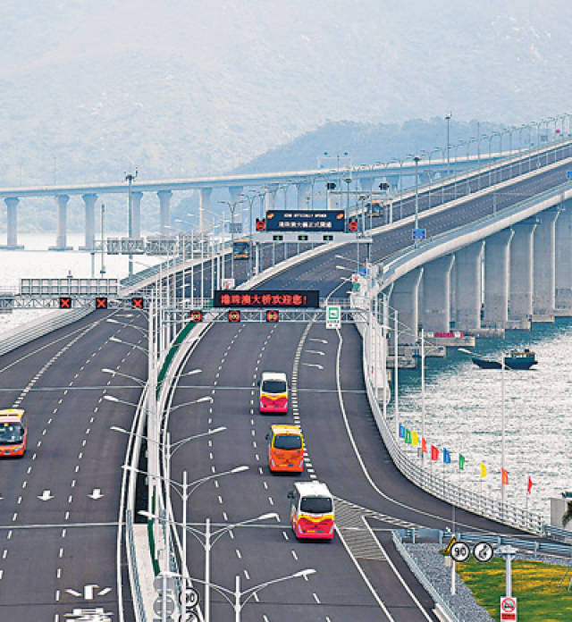 10月24日,车辆行驶在港珠澳大桥上新华社记者 梁 旭摄