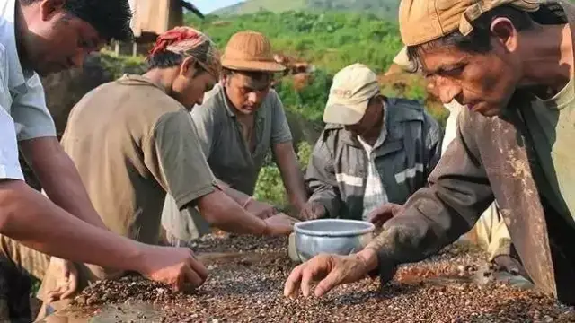 抹谷小镇,世界上最富裕的小镇之一,两岁小孩挖宝石!