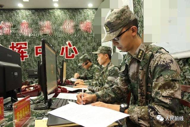 作战指挥中心内,机关干部正在紧张地进行作业筹划.