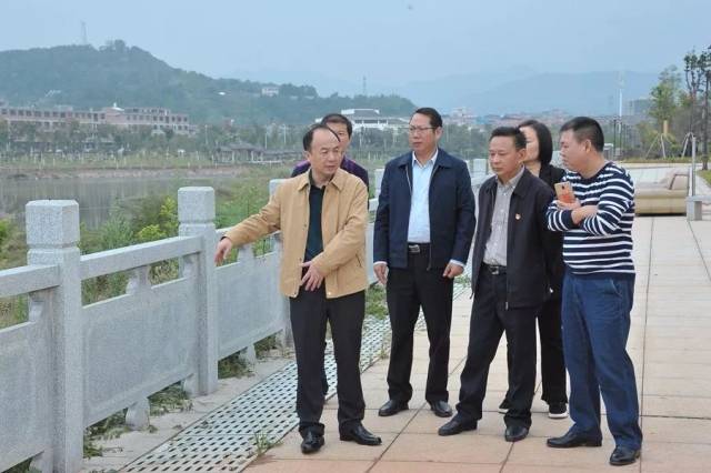 县领导王国良参加巡河活动.