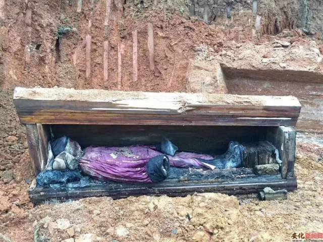 (慎入)2017:湖南安化挖出保存完好男尸明清古墓_手机搜狐网