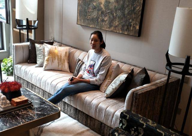 朱婷获赠豪宅最爱大书房 手执毛笔练书法