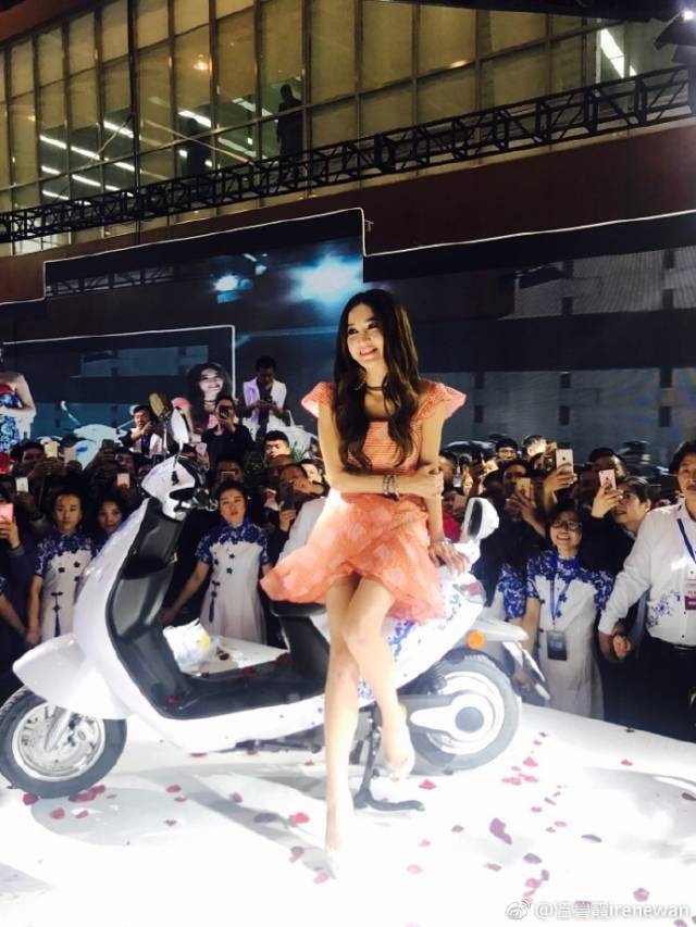 昔日女神温碧霞"沦为"电动脚踏车车模,冻龄似少女,大长腿吸睛