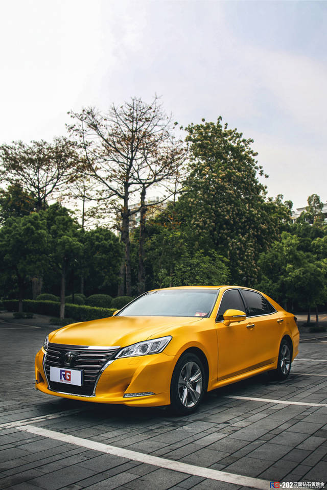 丰田皇冠车身改色黄魅金案例