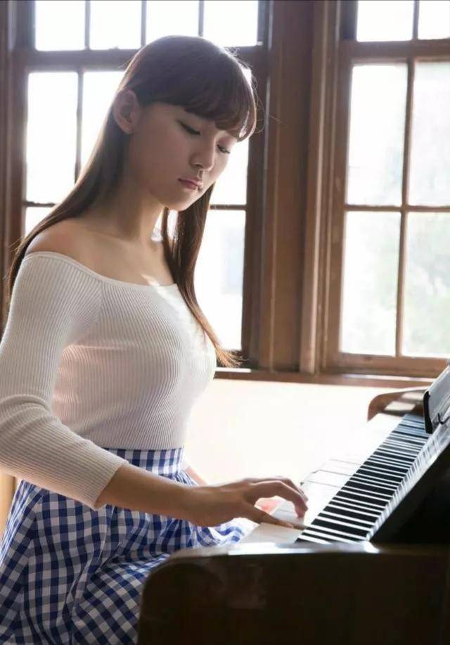 弹钢琴的美女大学生,皮肤白净,身材丰满!