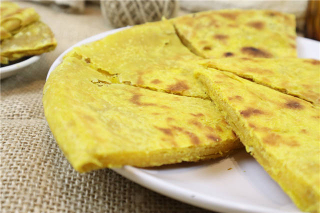 一块南瓜,一碗面粉,不炸不炒,金黄酥脆满口香,比锅盔还好吃