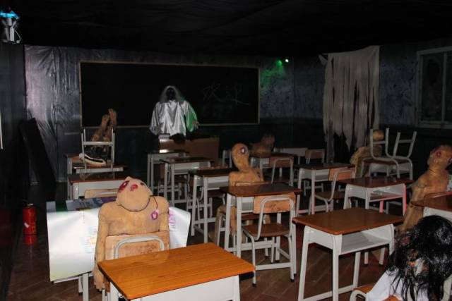 超恐怖真人鬼屋惊现世博园,全程惊叫2小时,一米八壮汉都怂了!