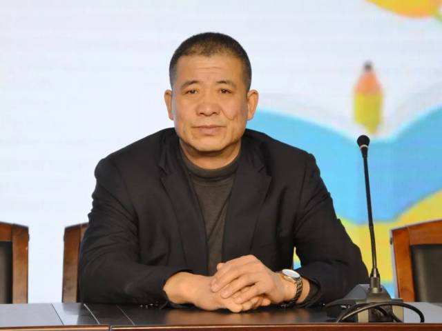 锡盟二中召开青年教师学习交流会