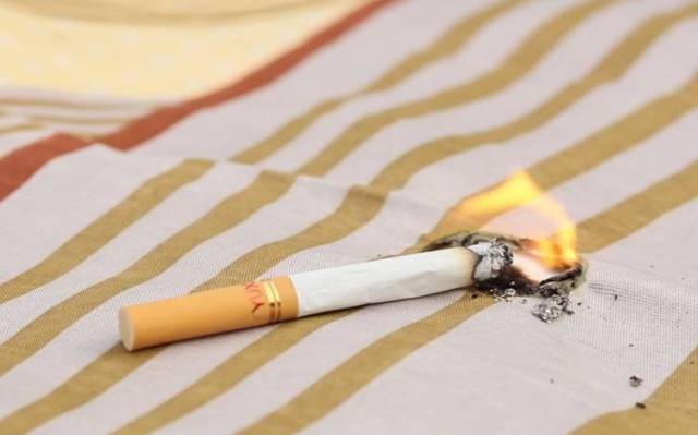 不能乱扔烟头,避免在床上,沙发上吸烟及酒后吸烟,因烟头及烟灰一旦