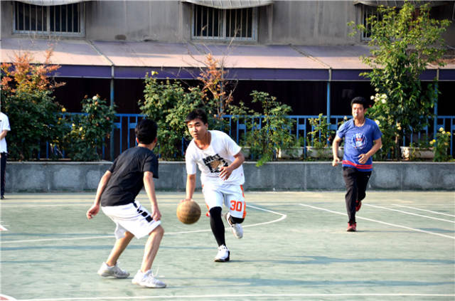 春来高中:篮球赛激烈精彩展示学子风采