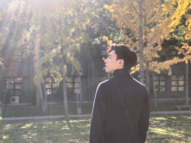 秋风阳光甚好 亦抵不上邓伦的绝美侧颜杀