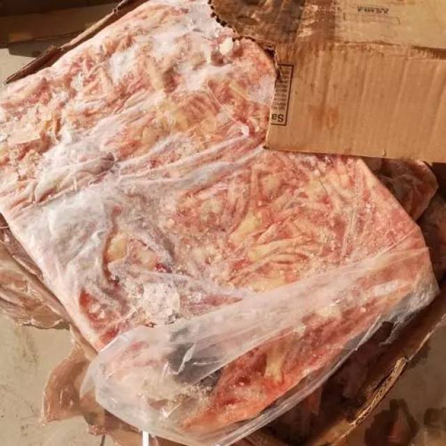 云南保山查获60余吨"僵尸肉"冻鸡脚,装满两卡车!_手机搜狐网