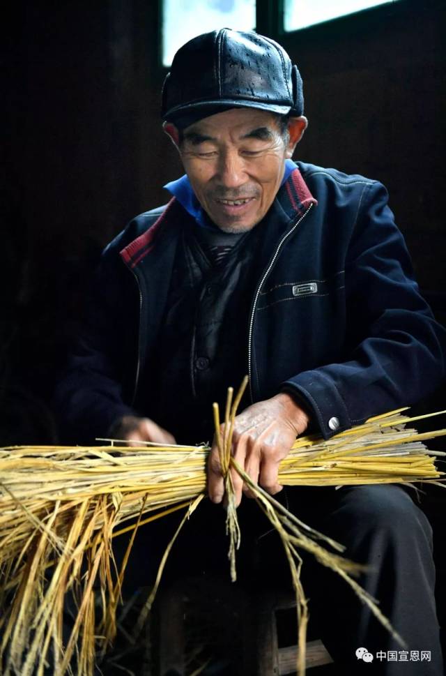 也有用竹麻或舊布條編織的,另用 蓑草或苧麻,現在多用尼龍繩搓索做