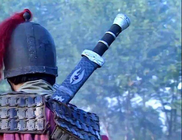 也算是曹操的亲信,因为是夏侯家族成员,因此被曹操安排秘密运送青鈍剑