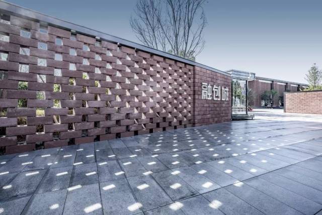 以单纯的色块体量打造纯粹的空间体验▼红砖艺术红砖墙复古设计总是带