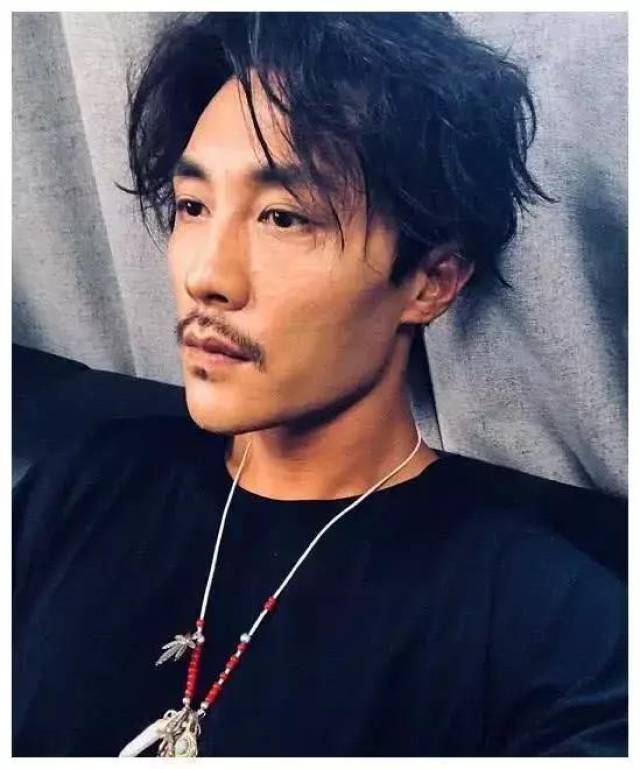 比如胡军还有黄宗泽,都是非常的像,现在的打扮应该也是大叔类型了吧