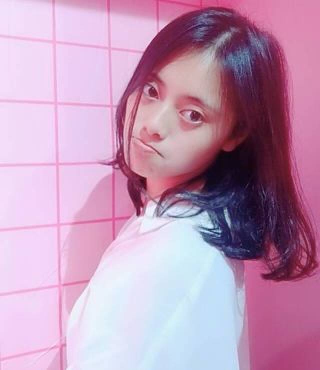 姓名:李欣妍 17级产品设计 爱好:打游戏,睡懒觉,吃零食 座右铭:没有吃