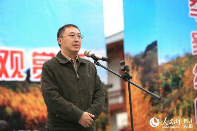 朝天区委常委,宣传部部长杜林宣布红叶节开幕刘浏 摄
