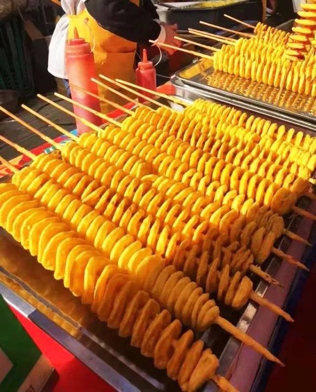 款美食诱惑 凡人无法抵挡 椒麻鲜香的 小龙虾 年轻人的最爱 旋风薯塔