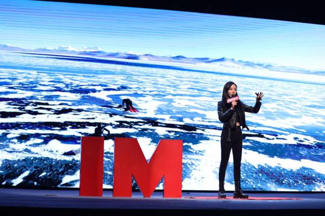 小芸豆/"玩"鲨鱼的女人