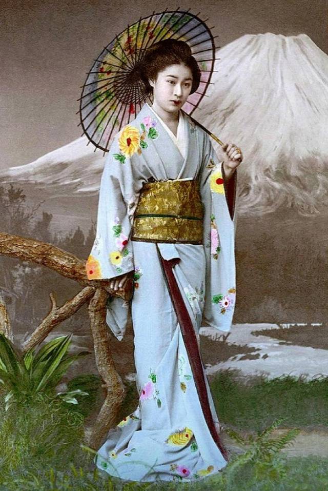 百年前的日本老照片打扮精致的和服女孩举止动作相当优雅