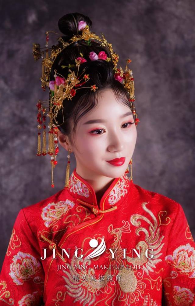 中式婚礼新娘妆造型,一抹红唇惊艳全场!