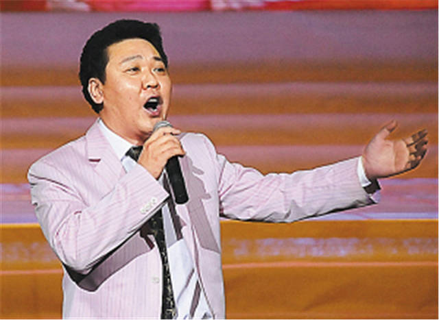 年轻时的牟玄甫,在83年时和索宝莉参加春晚时,凭借一曲《夫妻双双把家