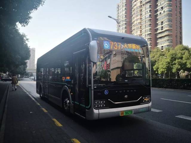 碰撞缓解制动系统 整体式轮罩集成座椅…… 途径长宁的737路公交车"
