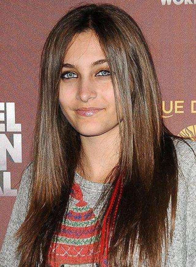 其母亲是迈克尔·杰克逊的第二任妻子黛比·罗(debbie rowe).