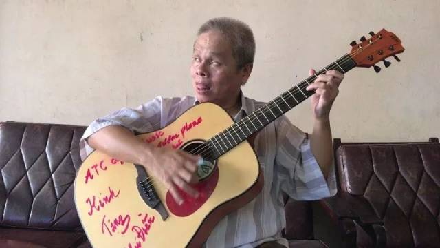 51岁的越南盲人大叔,弹琴四十余载用吉他照亮了自己的人生!