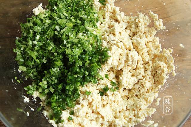 3,放入擦碎的胡萝卜碎