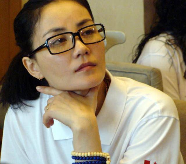 王菲素颜黑框眼镜照曝光原来这才是谢霆锋重新爱上她的真正理由