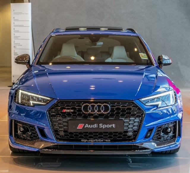 奥迪新rs4 avant蓝色太帅了,中网运动范很足,内饰中控很大气