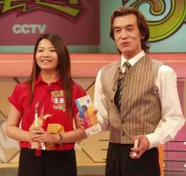 1  1998年,李咏开始主持 《幸运52》,央视二套花了400多万购买了庸