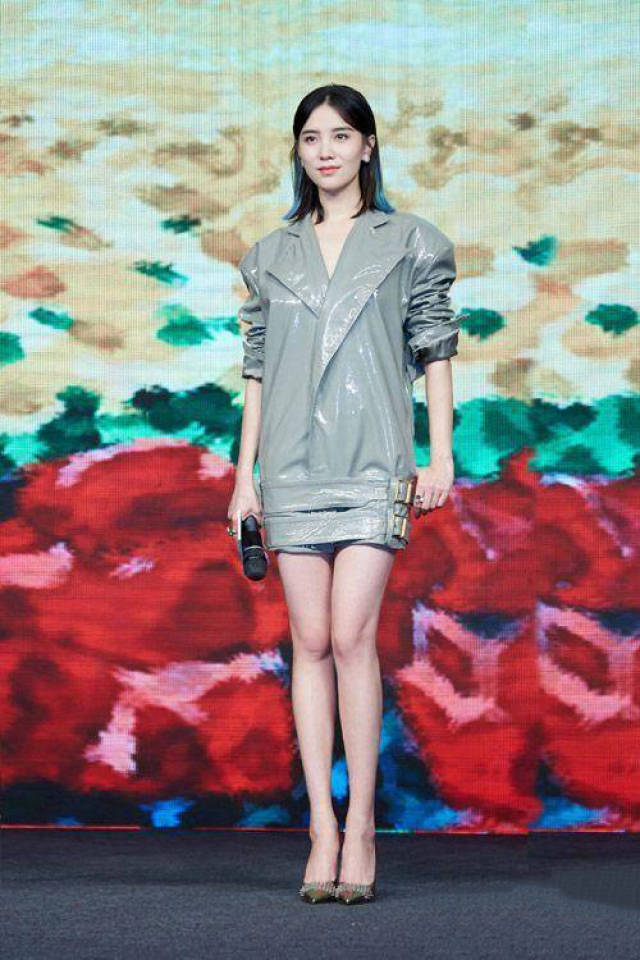 宋佳为了赶时髦太拼了皮裙玩下衣失踪网友看腿就够了