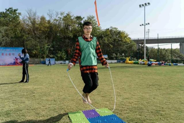 赛前热身 竞赛项目  指压板跳绳 参赛队员脱掉鞋袜,双脚不得离开指