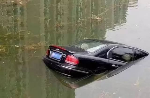 重庆公交坠江事故7分钟内8人刷卡上车,车辆落水怎么自救?