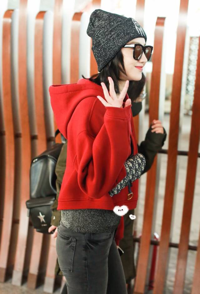 景甜"秋膘"养起来了,还敢穿这么紧的裤子,侧面看臀部太饱满了_手机