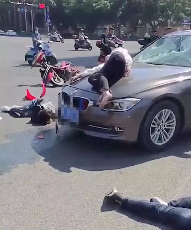 北海昆明路發生車禍!寶馬車撞翻電動車3人!