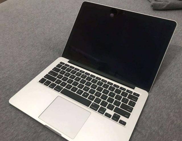 這款macbook pro是2015年款,雖然年份有些久遠,也不夠輕,但處理能力