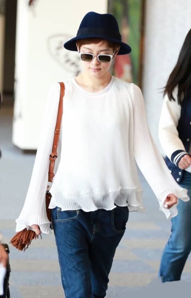 孙俪瘦得有点可怕,把紧身裤硬生生穿成了直筒裤,好像随时会掉