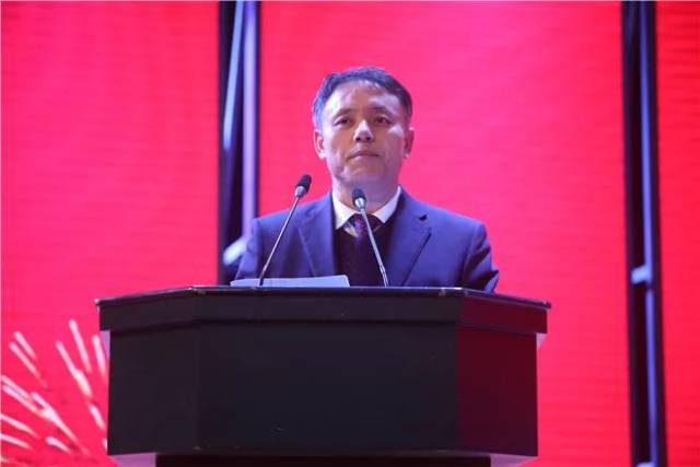 纪委书记王忠义宣读工作30年以上教师名单