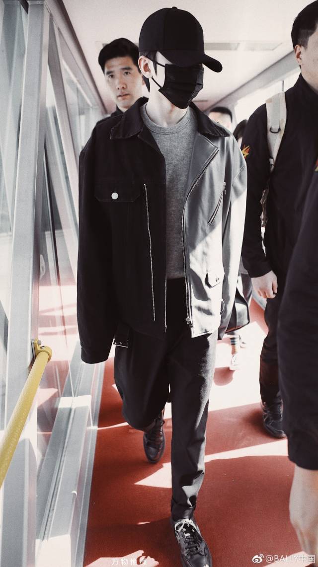 蔡徐坤时尚单品又被知名鞋子品牌认领 时尚界宠儿当之无愧