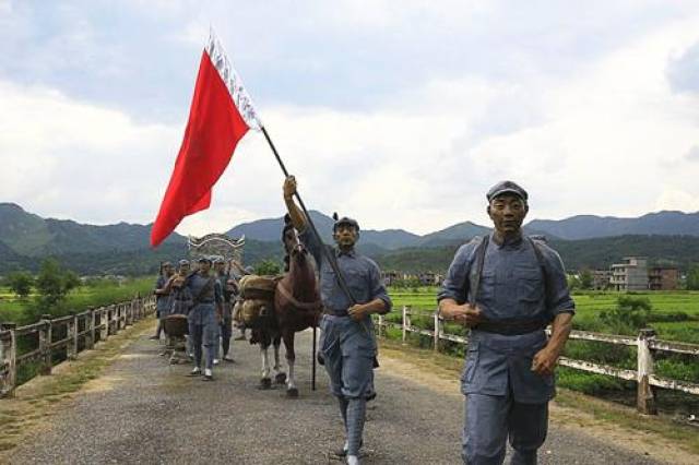 井冈山时期红军生活困难粟裕都自己领布裁裤子为什么没人闹饷