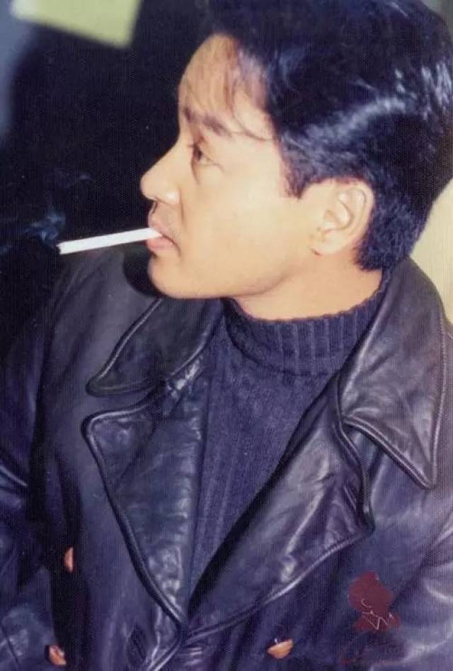 皮衣,格子裤 现在听起来都是耳熟能详的单品 张国荣在20年前早就