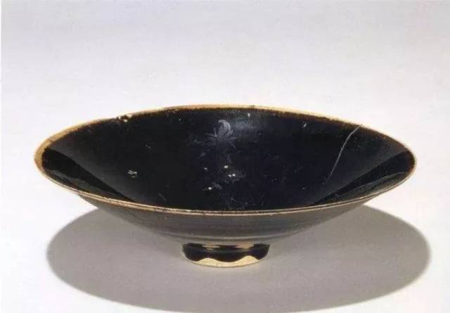 宋代定窑紫定柿釉金彩蝶牡丹纹茶碗 (日本东京国立博物馆藏) 宋代定窑