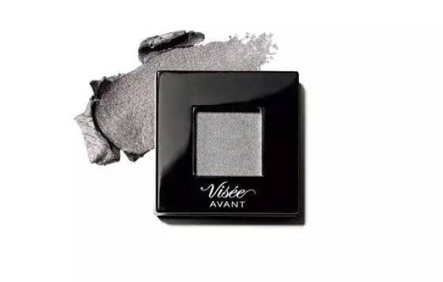 选择了烟熏感很强的灰色眼影,有冬天的冷冽感,酷酷girls的既视感