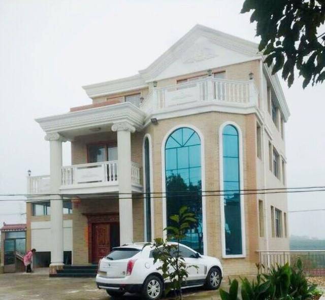 我家三层的自建小楼房,外观一般般,内部装修敢说是村里最豪华的